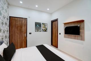 Hotel O RM Velvet Sec 18 Metro Station Rohini Delhi - 3