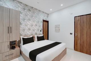 Hotel O RM Velvet Sec 18 Metro Station Rohini Delhi - 2