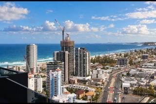 Broadbeach Escape with Resort Pool, Sauna & Skyline Views - 4