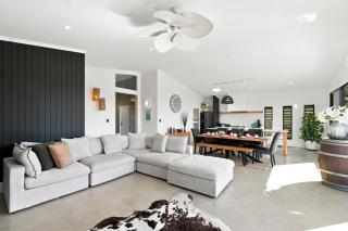 The Black Barn - Whakatane Holiday Home - 7