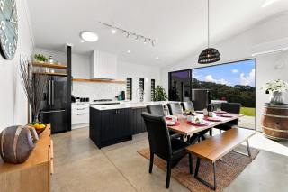 The Black Barn - Whakatane Holiday Home - 4
