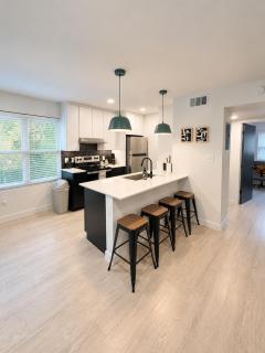 2BDR South of Center, Close to DT, Music, Shops - 7