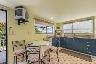 Treetops & Tide Cottage - Moetapu Holiday Home - 5
