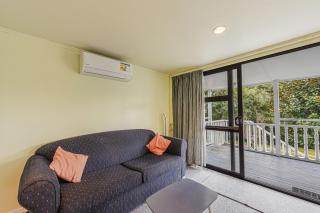 Treetops & Tide Cottage - Moetapu Holiday Home - 6