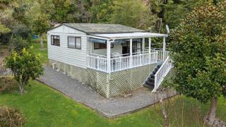Treetops & Tide Cottage - Moetapu Holiday Home - 9