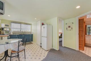 Treetops & Tide Cottage - Moetapu Holiday Home - 4