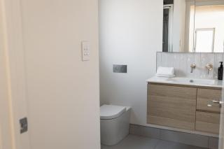 Baybreak - central convenience and modern living - 1
