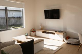 Baybreak - central convenience and modern living - 8