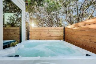 4BR Lake Retreat w/ Hot Tub Near Lake Travis - 8