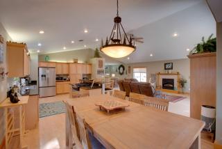 Walk to Lake! Spacious Tahoe Retreat w/ Yard - 7