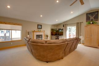 Walk to Lake! Spacious Tahoe Retreat w/ Yard - 4
