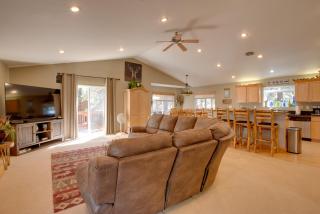 Walk to Lake! Spacious Tahoe Retreat w/ Yard - 3