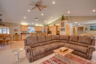Walk to Lake! Spacious Tahoe Retreat w/ Yard - 2