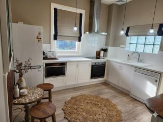 Bowen Toft House- Private Stylish Character Home - 7