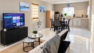 Cozy Central stay near beach, activities and restaurants - 0
