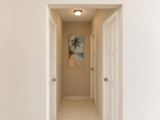 Cozy Central stay near beach, activities and restaurants - 7
