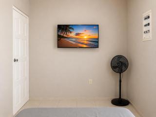 Cozy Central stay near beach, activities and restaurants - 8