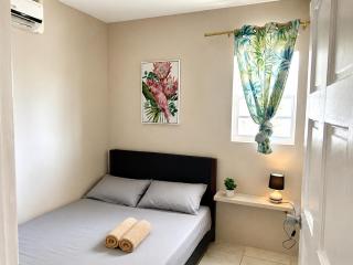 Cozy Central stay near beach, activities and restaurants - 2
