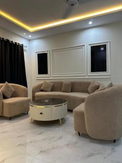 Central 2BR Flat with Fast Wi-Fi & Parking Phase 8 - 5