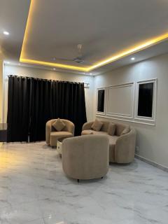 Central 2BR Flat with Fast Wi-Fi & Parking Phase 8 - 4