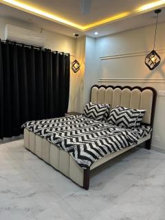 Central 2BR Flat with Fast Wi-Fi & Parking Phase 8 - 3