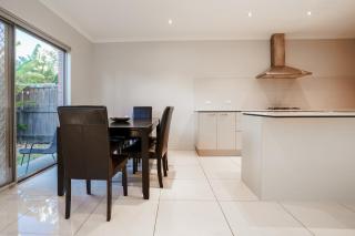Spacious Point Cook Retreat & Free Parking - 7