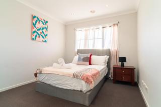 Spacious Point Cook Retreat & Free Parking - 6