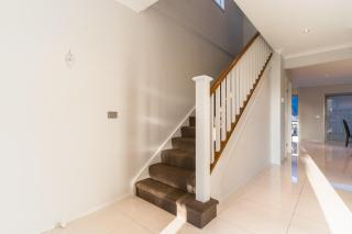 Spacious Point Cook Retreat & Free Parking - 3