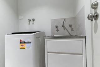 Spacious Point Cook Retreat & Free Parking - 1