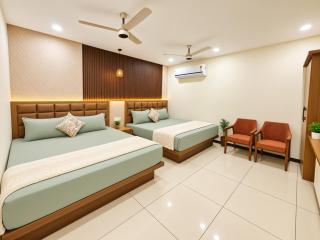 The Crown Vista Luxury Hotel & Family Stay - 0