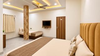 The Crown Vista Luxury Hotel & Family Stay - 3