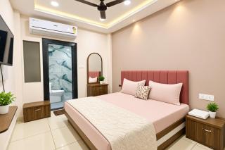The Crown Vista Luxury Hotel & Family Stay - 2