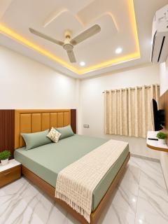 The Crown Vista Luxury Hotel & Family Stay - 1