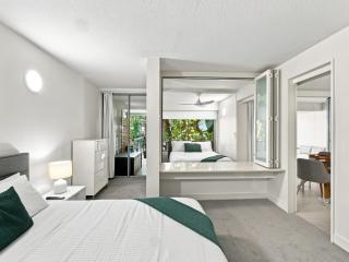 Drift Palm Cove Luxury Unit, Huge Terrace, Pool & Spa - 3