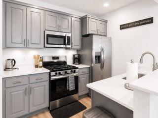 Upscale 1BR - Downtown - Steps to Bathhouse Row - 2