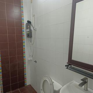 Cozy Zen next to Setia City Mall with Netflix - 6