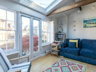The Coach House -Charming 2 level cottage near beach and town - 9