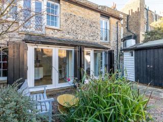 The Coach House -Charming 2 level cottage near beach and town - 8