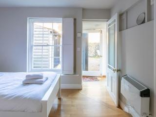 The Coach House -Charming 2 level cottage near beach and town - 6
