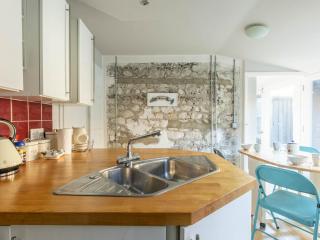 The Coach House -Charming 2 level cottage near beach and town - 7