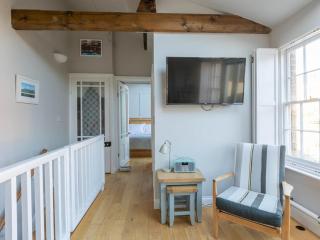 The Coach House -Charming 2 level cottage near beach and town - 5