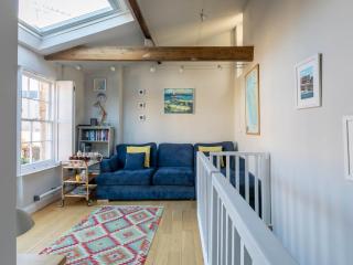 The Coach House -Charming 2 level cottage near beach and town - 4