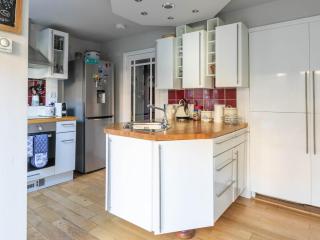 The Coach House -Charming 2 level cottage near beach and town - 2