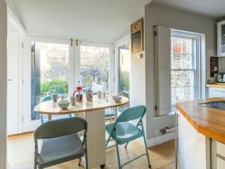 The Coach House -Charming 2 level cottage near beach and town - 3