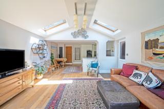 3 Bed House - Sleeps 5 - Garden - Pets - Parking - 0