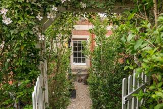 Coastal Cottage: Charming three bedroom cottage with private garden - 7