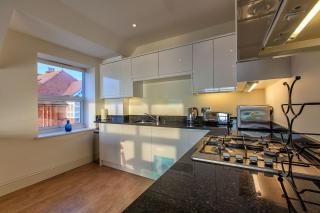 Victoria Parade- Family apartment stone's throw from beach and town - Private parking space - sea views - 6