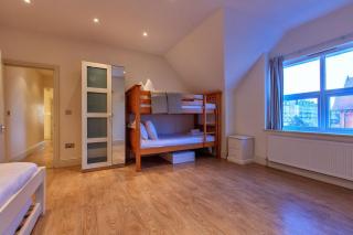 Victoria Parade- Family apartment stone's throw from beach and town - Private parking space - sea views - 4