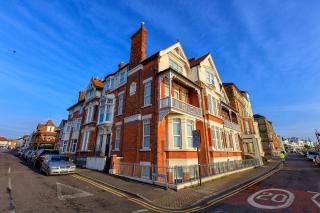 Victoria Parade- Family apartment stone's throw from beach and town - Private parking space - sea views - 5