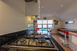Victoria Parade- Family apartment stone's throw from beach and town - Private parking space - sea views - 1